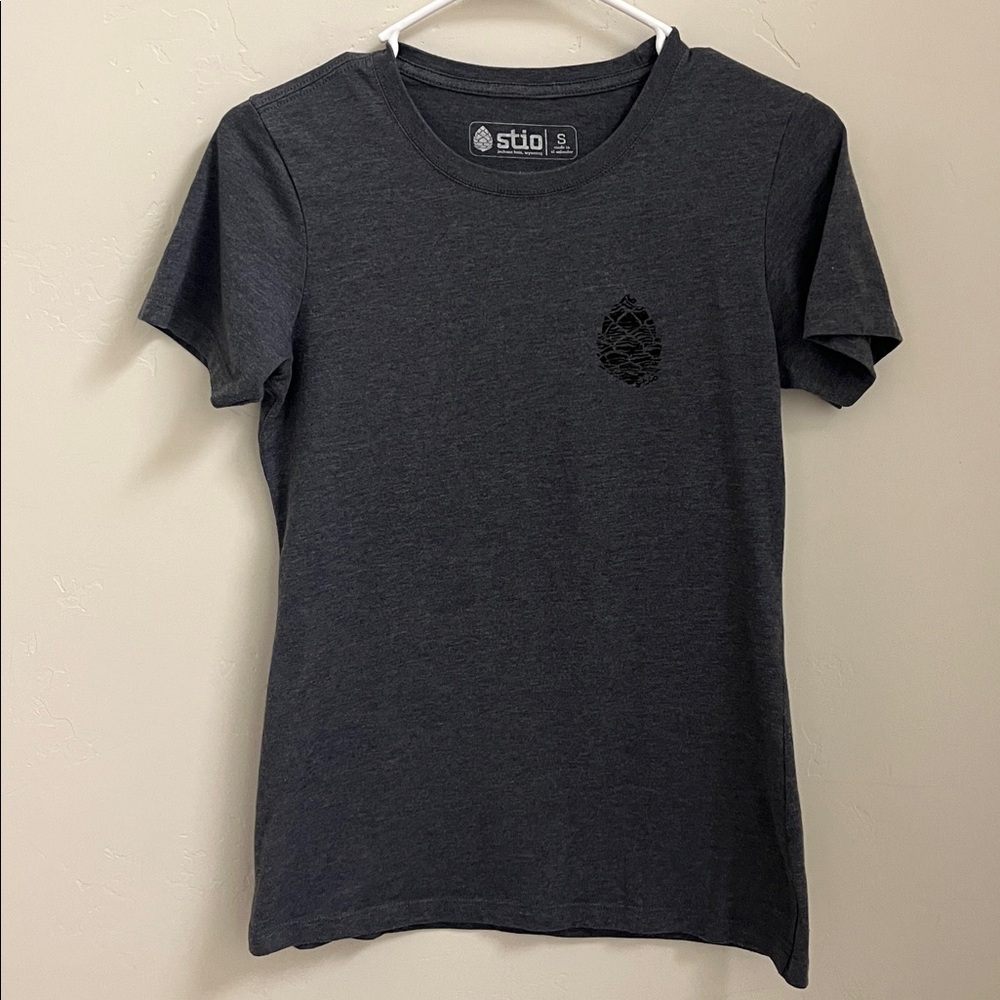 Stio Women's Charcoal Short Sleeve Tee with Pine Cone Size Small